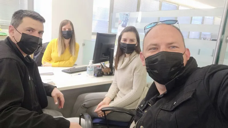 מחשב נייד עם גיליון השוואת הצעות משכנתא מפורט